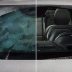 Sonax scheibenenteiser neben schwarzem leder-autoinnenraum mit carbonfaser-akzenten und lenkrad