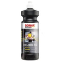 Schwarze kunststoffflasche mit weißem pumpenspender sonax profiline cut plus finish 515 politur 1l auf grauem etikett