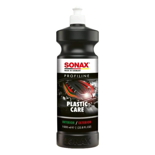 Schwarze kunststoffflasche mit weißem pumpspender sonax profiline plasticcare für innen und außenpflege