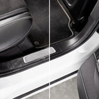 Sonax Profiline PlasticCare Kunststoffpflege zeigt Reinigungsergebnis an Autotürrahmen vor und nach Anwendung von SONAX Reiniger.