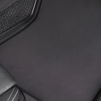 Schwarze strukturierte autofußmatte mit mesh-tasche am rand passend für sonax xtreme autoinnenreiniger 500ml