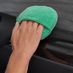 Grüner mikrofaserdetailpad mit grauem steppsaum für sonax xtreme cockpitreiniger matteffect