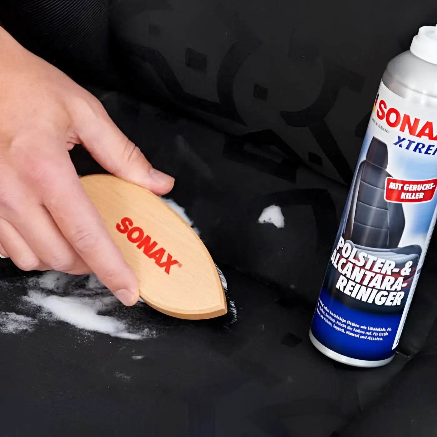 Wooden sonax brush mit rotem branding, naturhellbraunem griff und weißen borsten für sonax xtreme polster reiniger