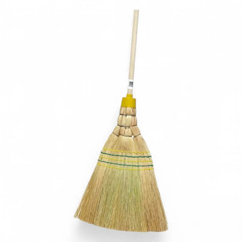 Ein sorex industrie reisstrohbesen 5-naht mit naturstrohborsten, hellem holzgriff und gelber kunststoffkappe