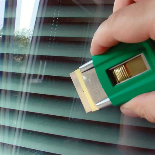 Green-griff utensilmesser mit metallklinge und goldfarbener federmmechanismus im unger ergotec fensterputzer-komplett-set 6in1 ak015