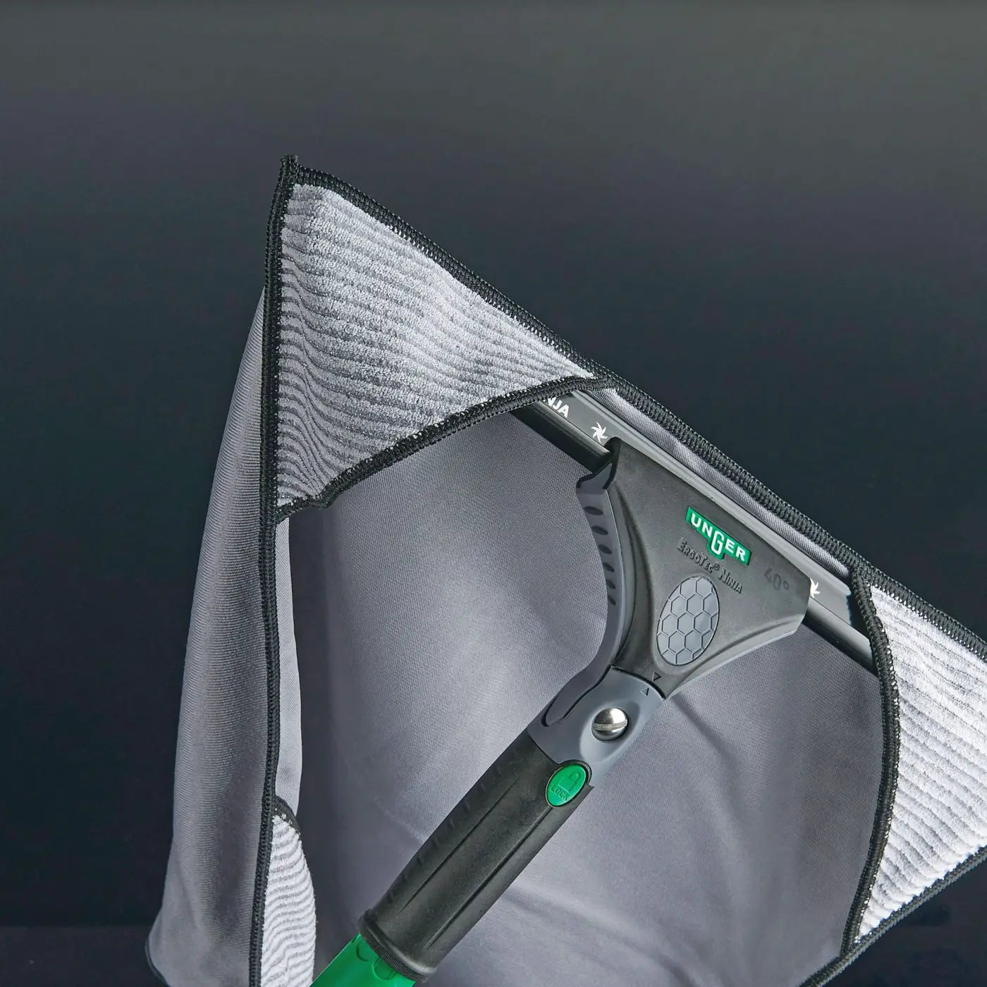 Graue mikrofaserscheibe mit schwarzem rand und grünen akzenten, ergonomischem griff und unger logo, unger ergotec ninja 6in1 kit