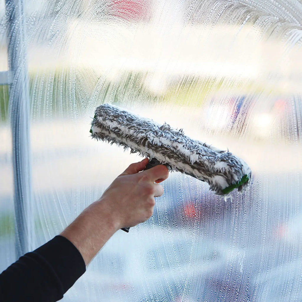 Grauer und weißer microfiber fensterreinigungs-schwamm mit grünem gummirand im unger ergotec ninja 6in1 complete kit akn14