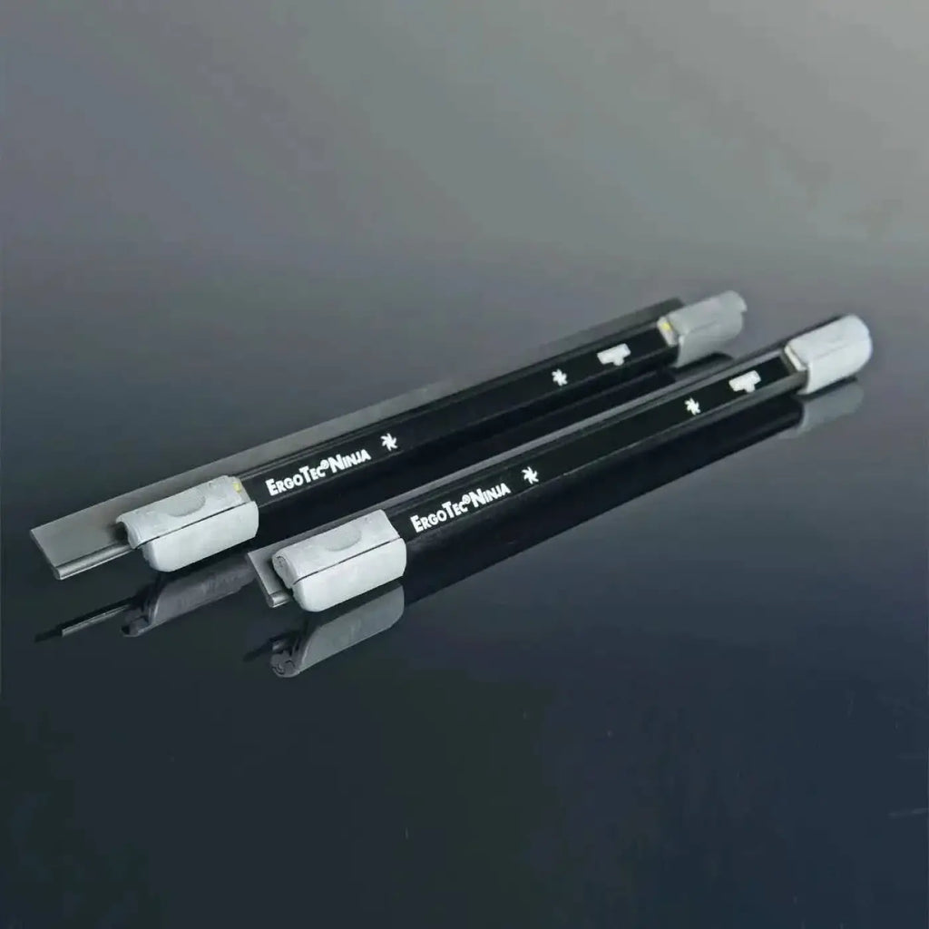 Schwarze ergotec ninja utility knives mit silbernen klingen und weißen kunststoffgriffen im unger ergotec ninja fensterwischer 40° en design