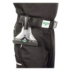 Schwarze und silberne unger ergo tec ninja holster teppichreinigungsaufsatz montiert an einem gürtel
