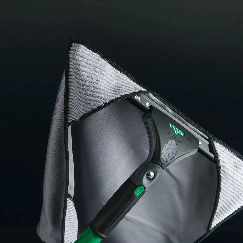 Unger ergotec ninja microwipe mikrofasertuch grau mit schwarzem und grünem griff und grauem mikrofaserkopf