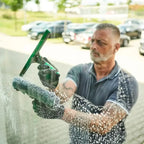 Grüner squeegee mit schwarzem griff und strukturiertem gummilippe im unger ergotec profi glasreinigungsset ak013