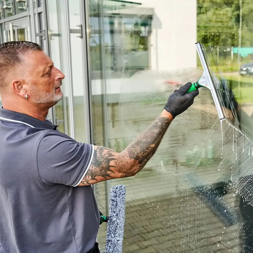 Grün handgriff squeegee mit metallrahmen aus dem unger ergotec profi glasreinigungsset ak013 für streifenfreie fenster