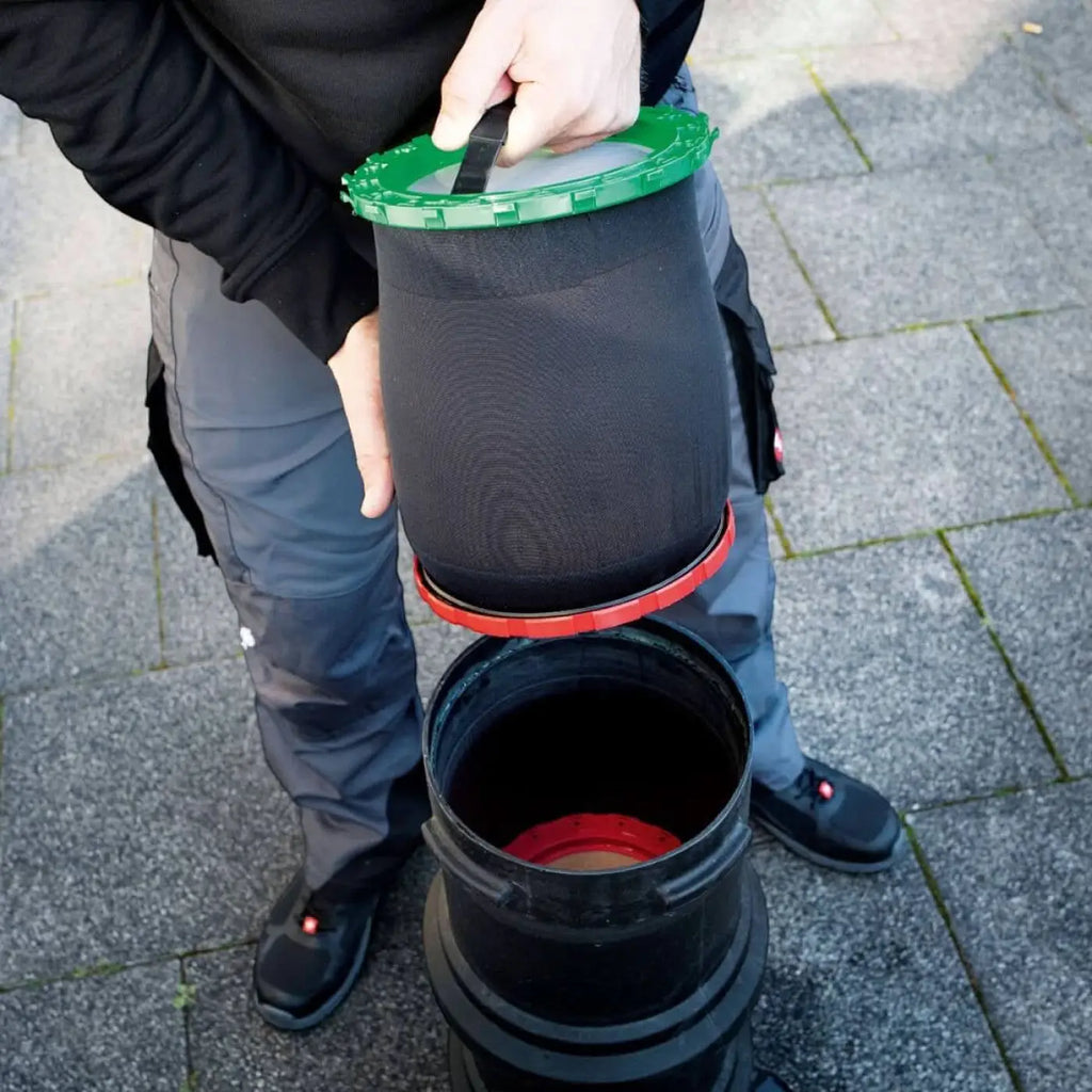 Schwarzer mesh-zylinderbehälter mit grünem deckel und rotem rand für den außenbereich im unger harz packs set diub3
