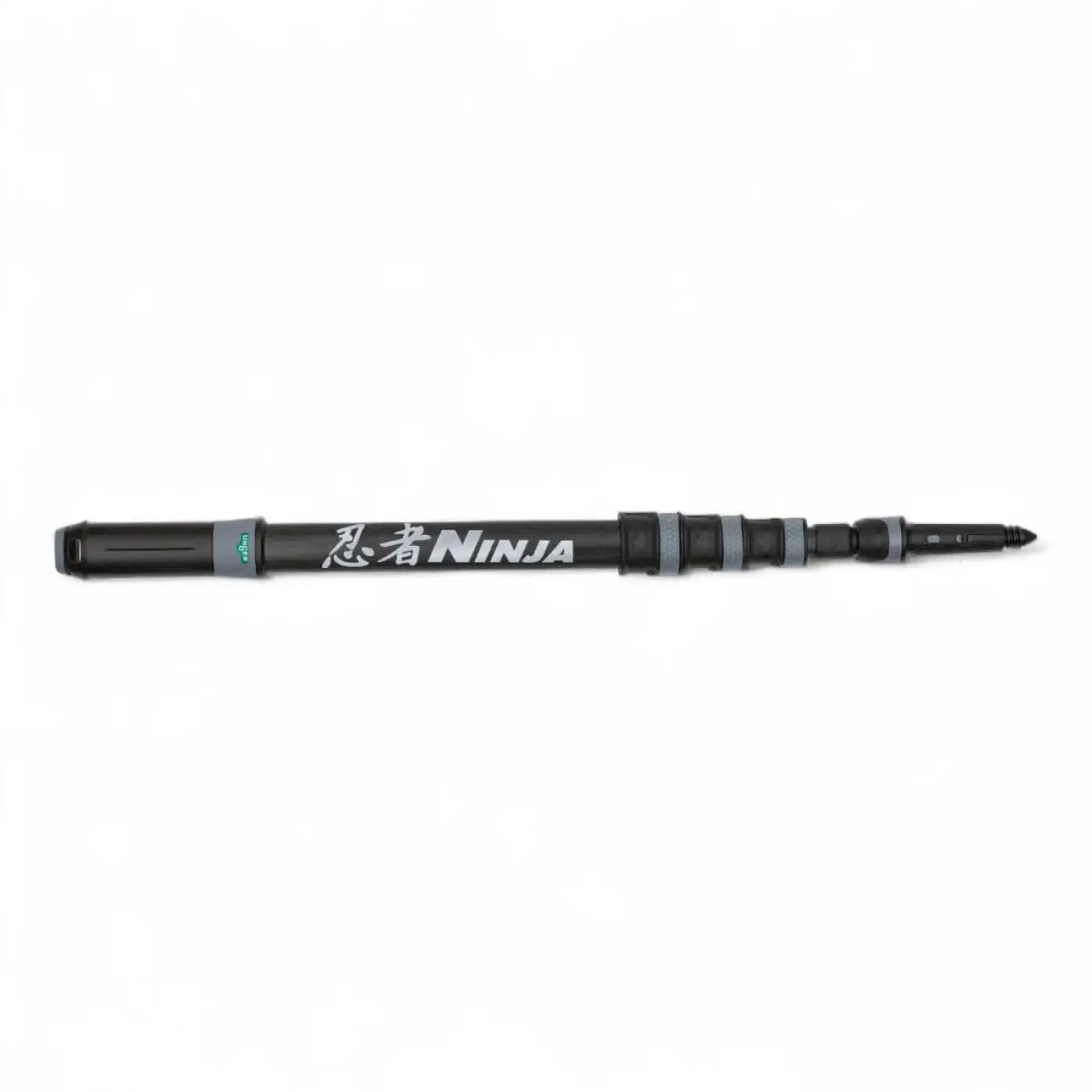 Schwarze und graue teleskopische fishing rod aus carbon mit ninja branding im unger ninja 6in1 set
