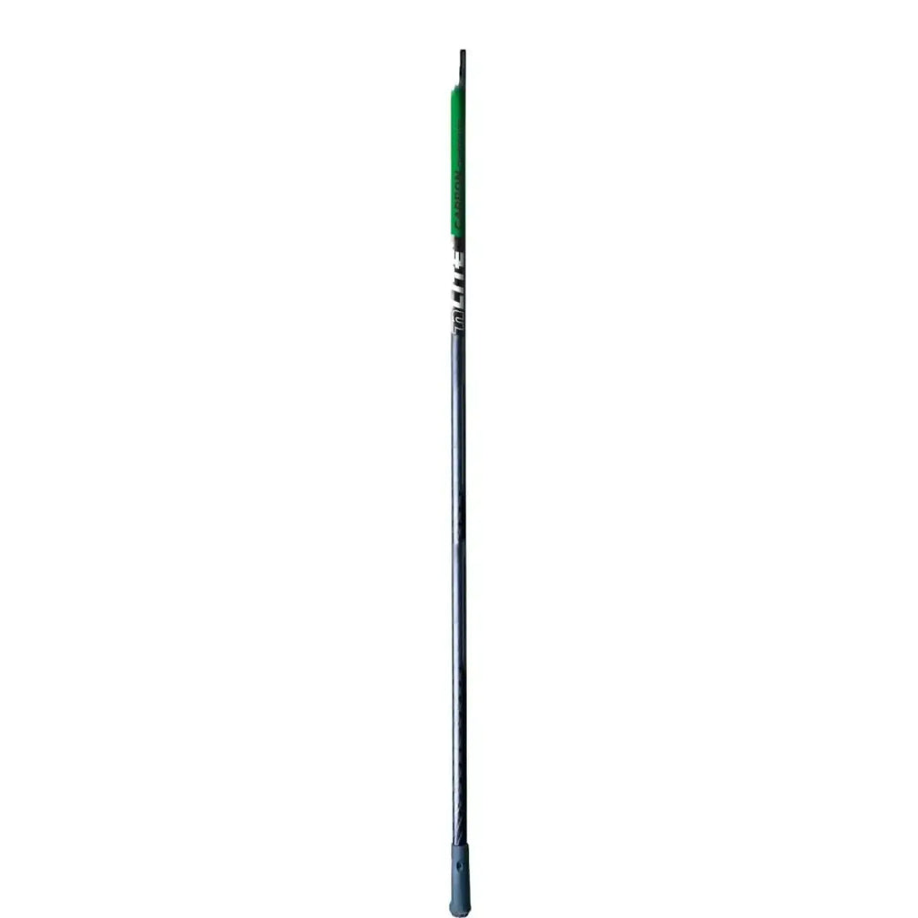 Unger nLite carbon composite teleskopstange mit schwarzem kohlefaser-pfeil, grünem spitzkopf und blauem griff