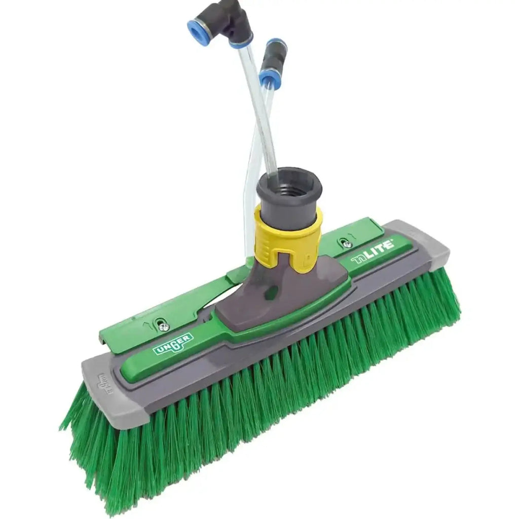 Unger nlite power bürste grün mit grauem griff und integriertem schlauchanschluss zum reinigen und bewässern