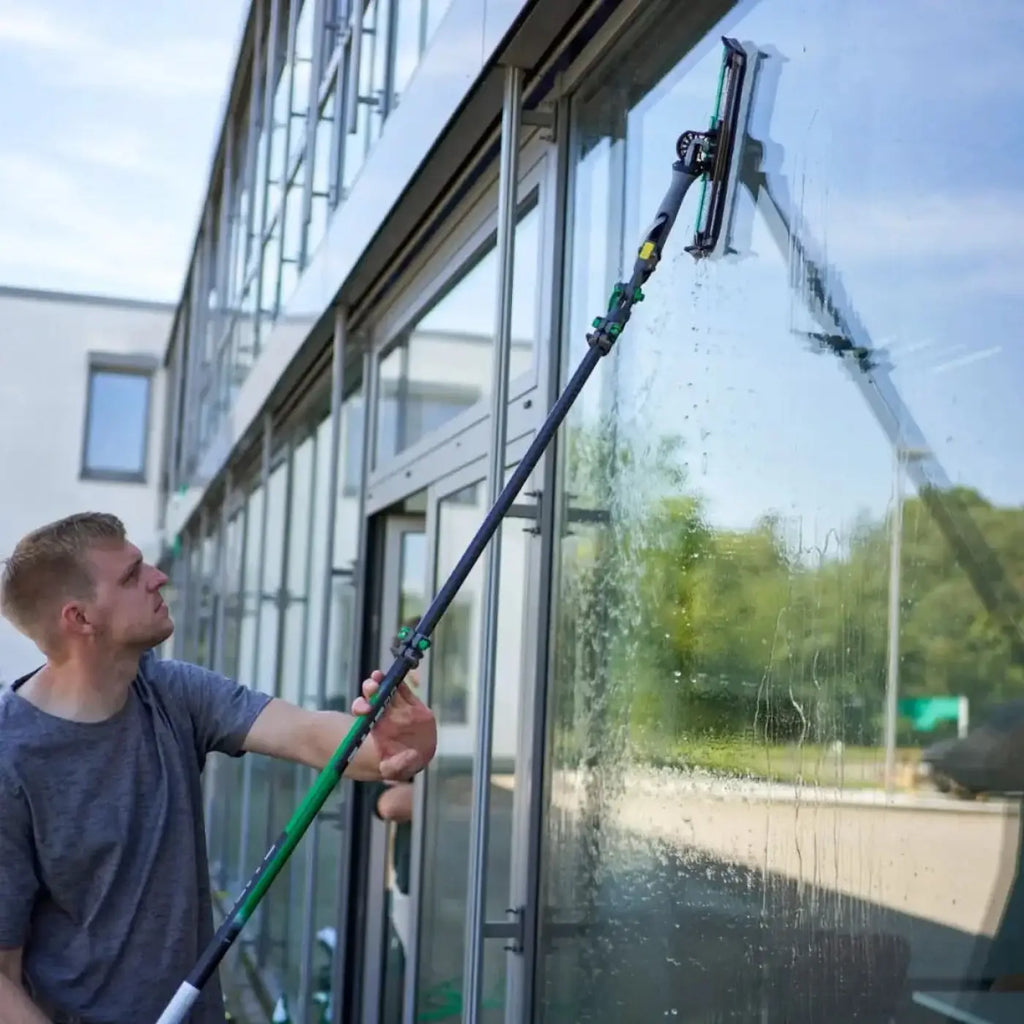 Schwarzer und grüner ungér nLite teleskop-reinigungsstab mit powerpad griff und mikrofasertuch für fenster