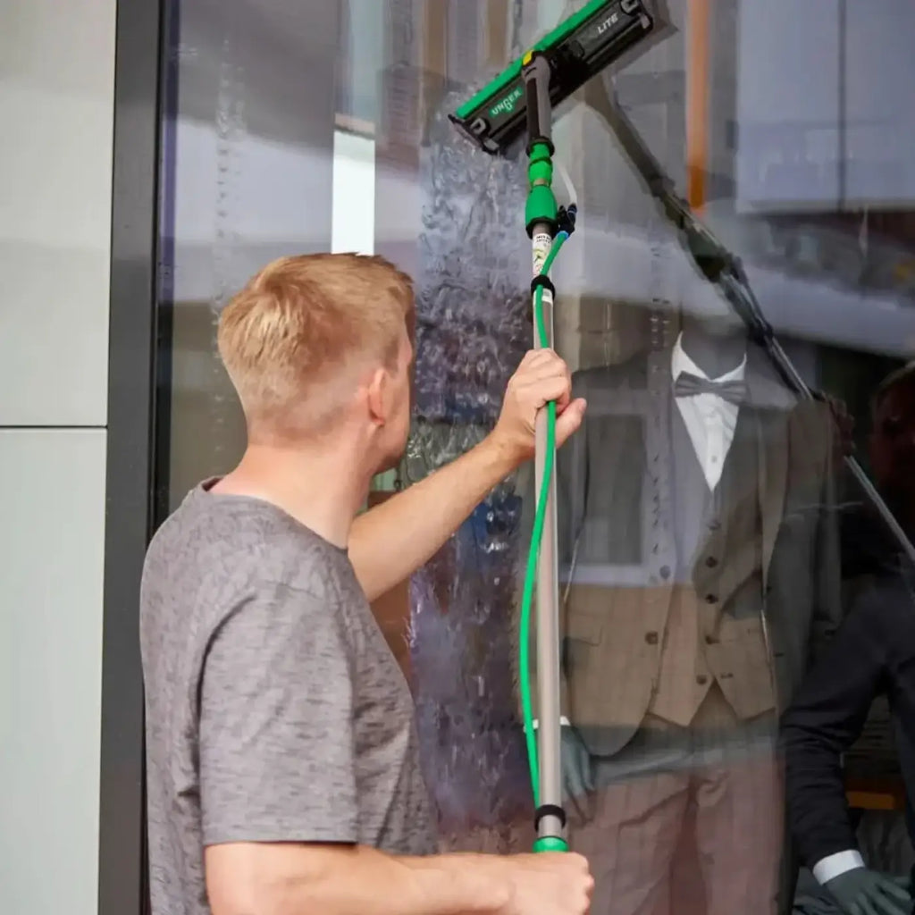 Grün-schwarzer ungler nLite PowerPad griff mit mikrofasertuch an teleskopstange für fensterreinigung