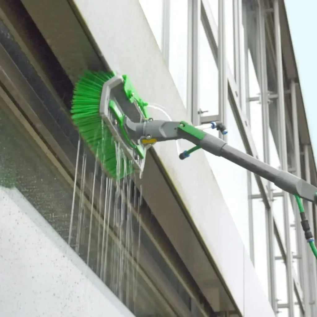 Unger nLite winkelbürste gesplissen mit grünen borsten und grauem grünem ausziehbarem griff für fensterreinigung