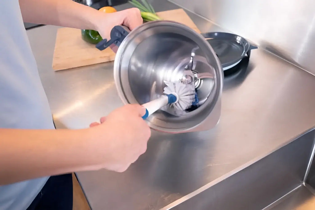 Eine edle edelstahlschüssel mit hochglanzoptik und ergonomischer blauer ungur spülbürste flex innen