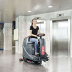 Schwarze und rote viper micro-aufsitz-scheuersaugmaschine as530r mit lenkrad für den gewerblichen reinigungseinsatz