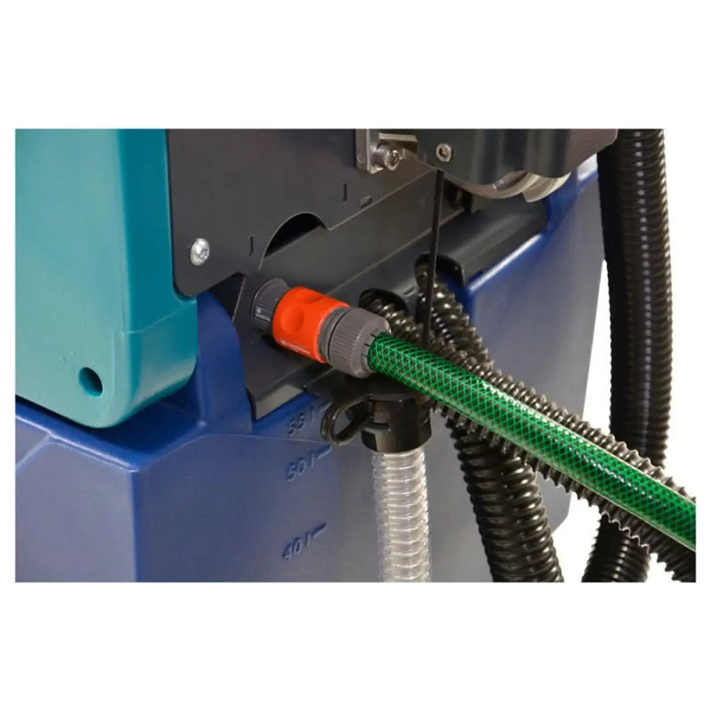 Grüner strukturierter schlauch an schwarzer und türkisfarbener wetrok duomatic esprit reinigungsmaschine mit orangegrauen anschlüssen hinten