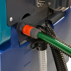 Grüner strukturierter schlauch mit schwarzem und orangefarbenem anschluss an blauer wetrok duomatic intense 50 standard maschine